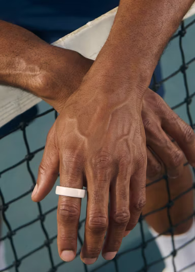 A person wearing an Oura Ring 4 Ceramic in Cloud finish