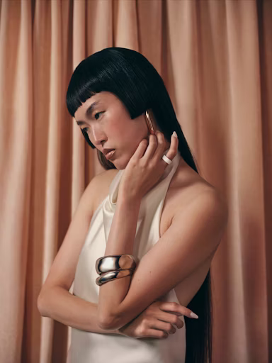 A person wearing an Oura Ring 4 Ceramic in Cloud finish