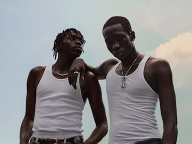 A person wearing an Oura Ring 4 Ceramic in Tide finish