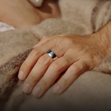 Close up of a person's hand with a Silver Oura Ring 4 on their finger