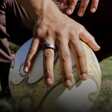 Close up of a person's hand with a Stealth Oura Ring 4 on their finger