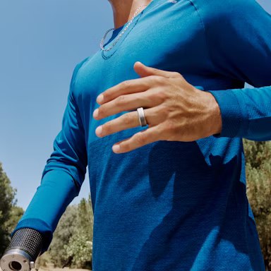 Man wearing an Oura Ring while running outside